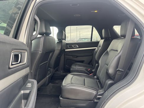Used 2017 Ford Explorer XLT w/ Equipment Group 202A image 6