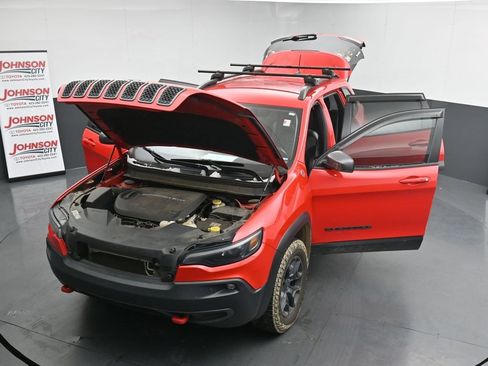 Used 2019 Jeep Cherokee Trailhawk w/ Cold Weather Group image 26