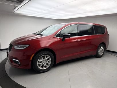 Used 2025 Chrysler Pacifica Select