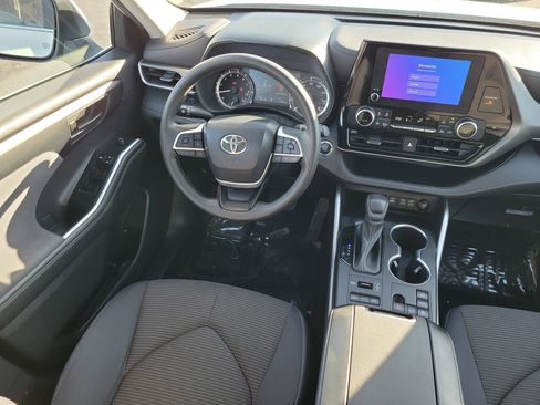 Certified 2023 Toyota Highlander L image 14