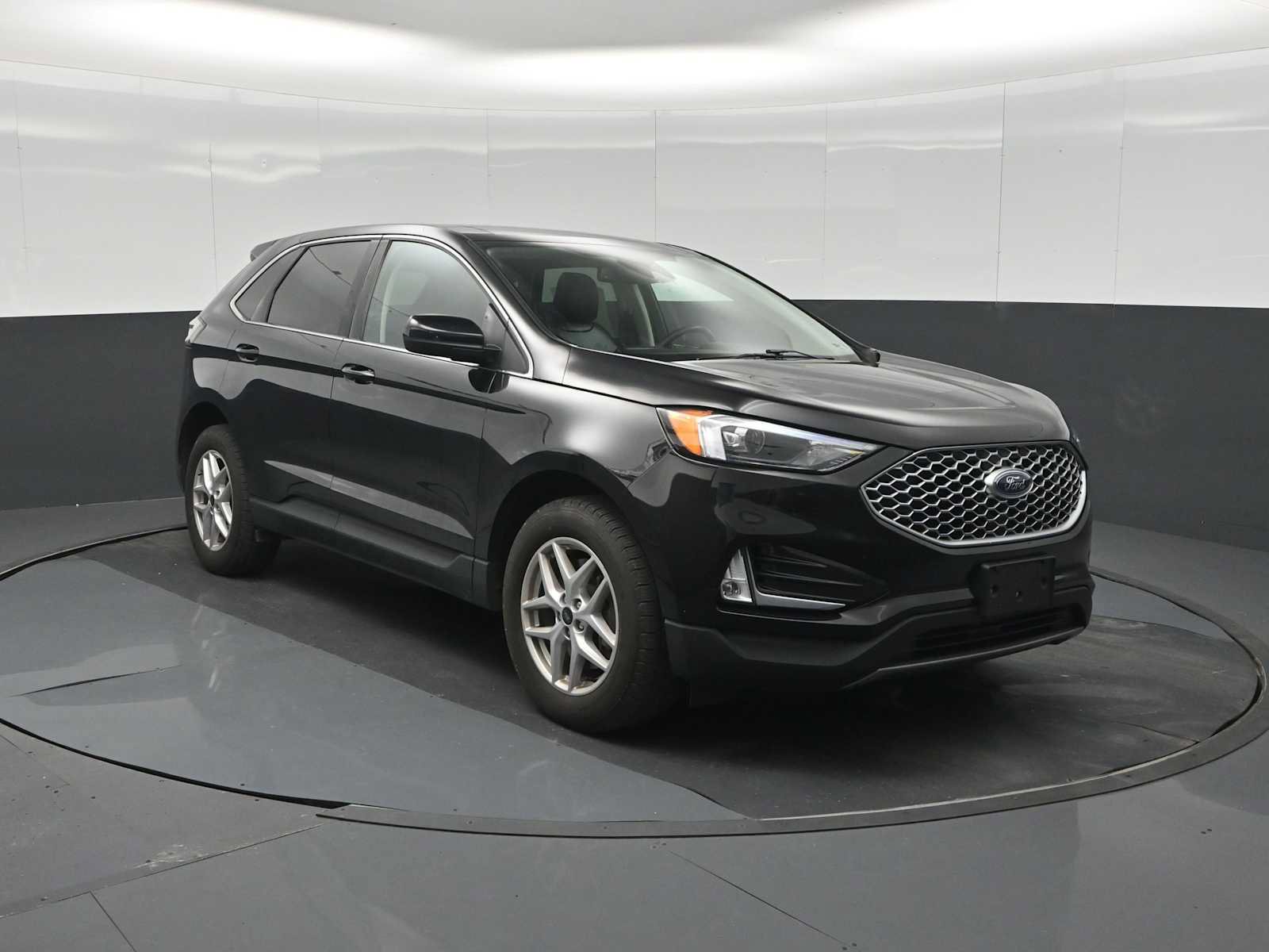 Certified 2024 Ford Edge SEL w/ Convenience Package AWD/4WD image 2