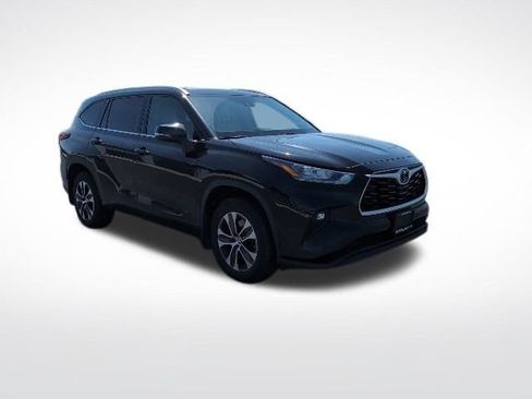 Used 2020 Toyota Highlander XLE image 3