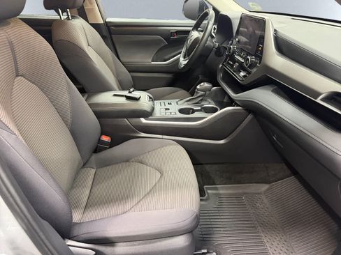 Used 2025 Toyota Highlander LE AWD/4WD image 20