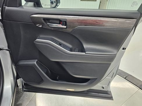 Used 2021 Toyota Highlander Limited image 29