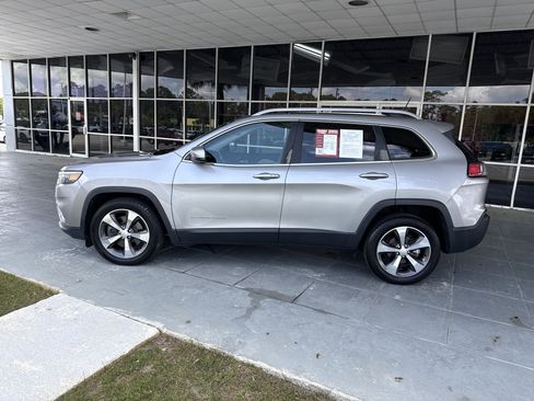 Used 2019 Jeep Cherokee Limited FWD image 3
