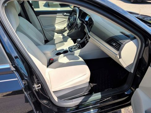 Used 2019 Volkswagen Jetta SE w/ Cold Weather Package FWD image 12