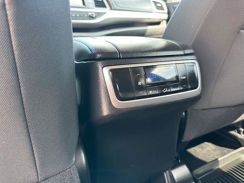 Used 2019 Toyota Highlander LE AWD/4WD image 20