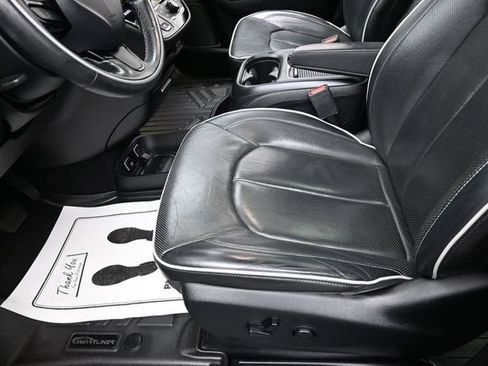 Used 2019 Chrysler Pacifica Limited w/ S Appearance Package FWD image 8