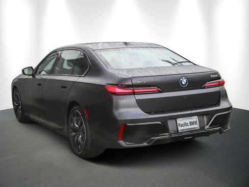Used 2026 BMW 750e xDrive w/ Premium Package image 4