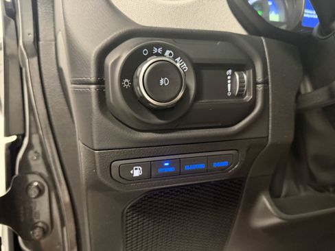 Used 2025 Jeep Wrangler Unlimited Sahara w/ Safety Group AWD/4WD image 17