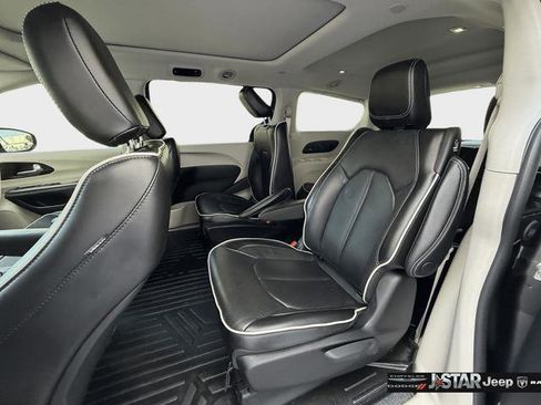 Used 2023 Chrysler Pacifica Limited FWD image 26
