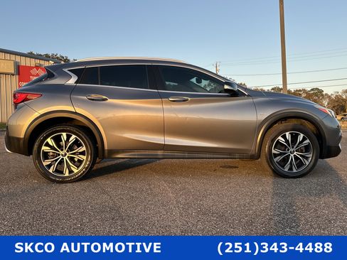 Used 2017 INFINITI QX30 AWD image 6