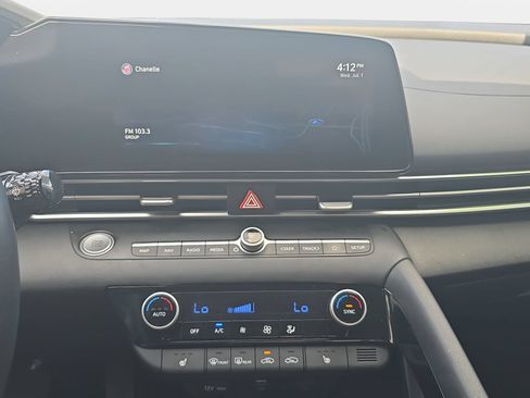 Used 2022 Hyundai Elantra Limited FWD image 19