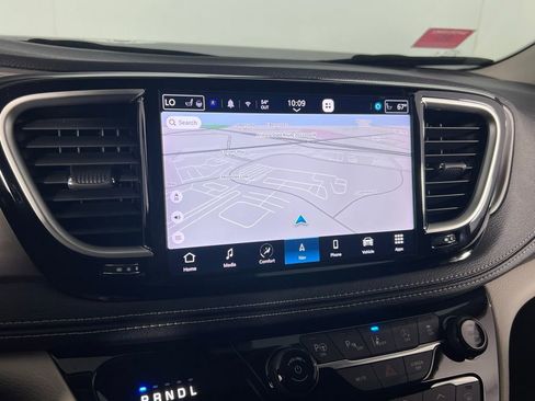 Used 2023 Chrysler Pacifica Touring-L w/ Uconnect Theater Family Group image 16