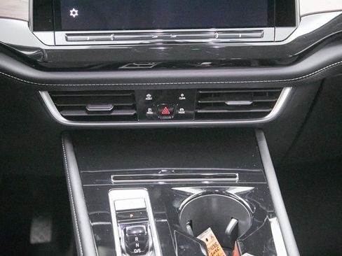 Used 2025 Volkswagen Atlas SE image 30