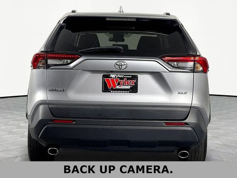 Used 2020 Toyota RAV4 XLE w/ Convenience Package FWD image 5