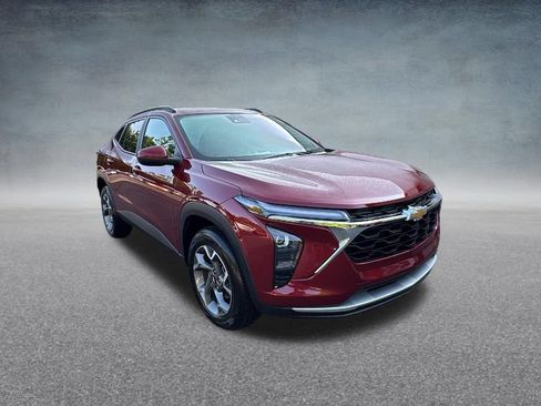 Used 2025 Chevrolet Trax LT FWD image 2