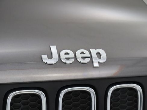 Used 2016 Jeep Renegade Latitude AWD/4WD image 9