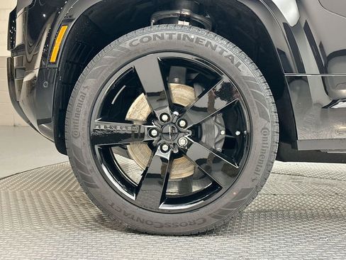 New 2026 Land Rover Defender 110 X-Dynamic SE image 9