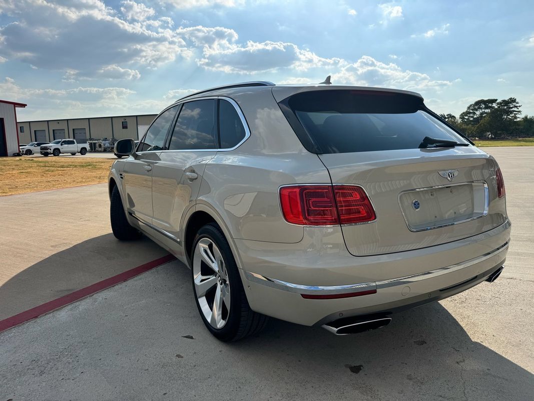 Used 2018 Bentley Bentayga AWD/4WD image 21