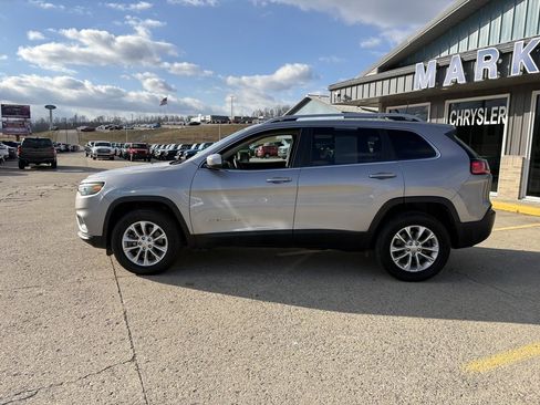 Used 2019 Jeep Cherokee Latitude w/ Cold Weather Group image 2