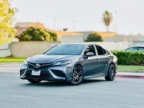 Used 2021 Toyota Camry SE FWD image 1