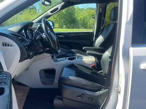 Used 2018 Dodge Grand Caravan SXT w/ Rear Park Assist Package FWD image 13