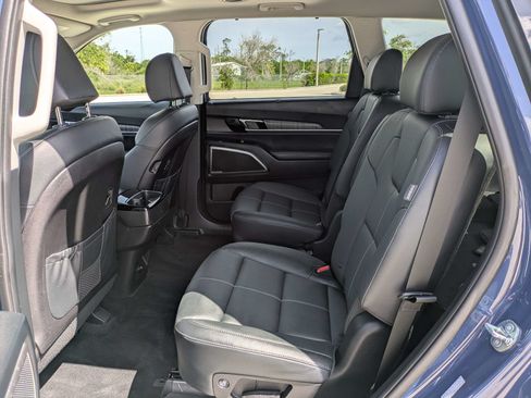 Used 2025 Kia Telluride EX w/ EX Captain's Chair Package AWD/4WD image 16