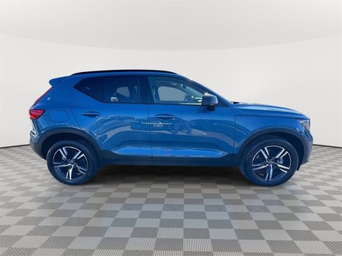 Certified 2024 Volvo XC40 B5 Core image 3