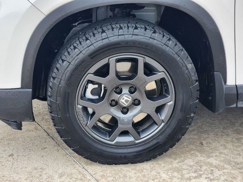 Used 2025 Honda Pilot TrailSport image 11