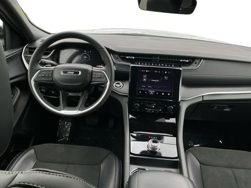 Used 2025 Jeep Grand Cherokee Altitude RWD image 14