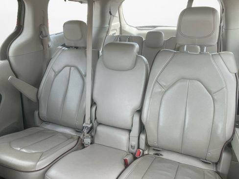 Used 2017 Chrysler Pacifica Limited image 14
