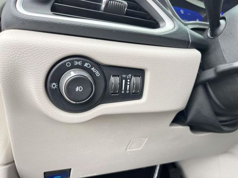 Used 2022 Chrysler Pacifica Touring-L image 14