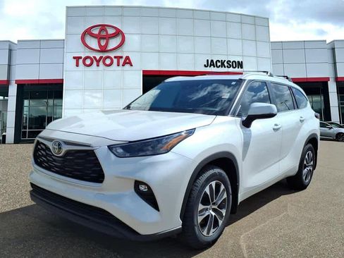 Certified 2024 Toyota Highlander XLE image 1