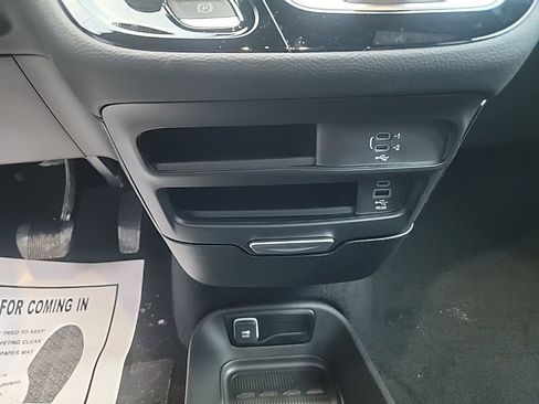 New 2026 Chrysler Pacifica Select image 13