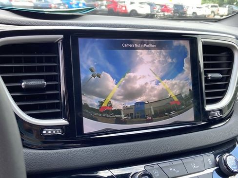 Used 2025 Chrysler Pacifica Select FWD image 36