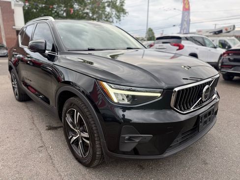 Used 2023 Volvo XC40 B5 Plus AWD/4WD image 3