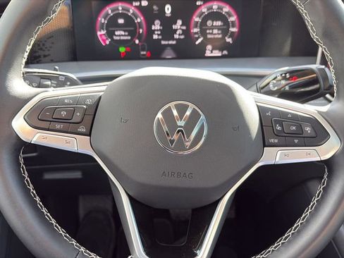 Certified 2025 Volkswagen Tiguan SE image 24