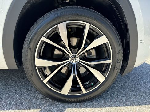 Certified 2024 Volkswagen Atlas Cross Sport SEL Premium R-Line AWD/4WD image 12