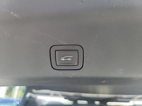 Used 2025 GMC Yukon Denali RWD image 12