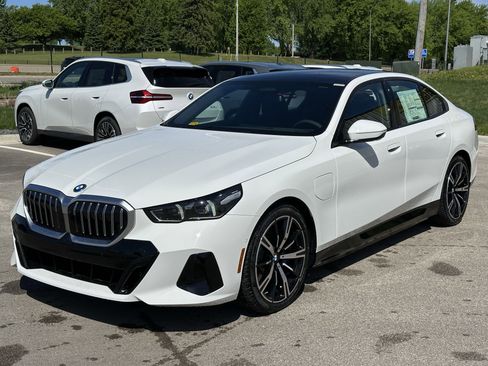 New 2026 BMW 550e xDrive image 3