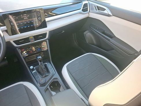 Certified 2025 Volkswagen Taos SE w/ Panoramic Sunroof Package image 16