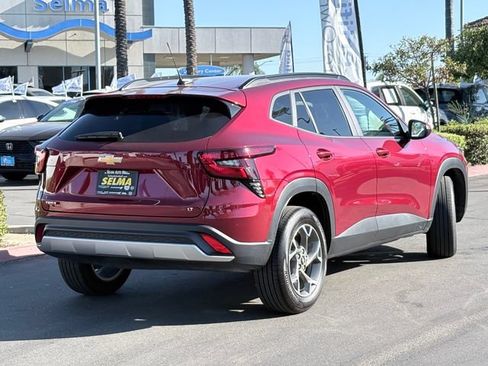 Used 2025 Chevrolet Trax LT FWD image 5