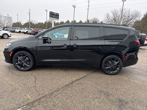 New 2026 Chrysler Pacifica Limited image 4