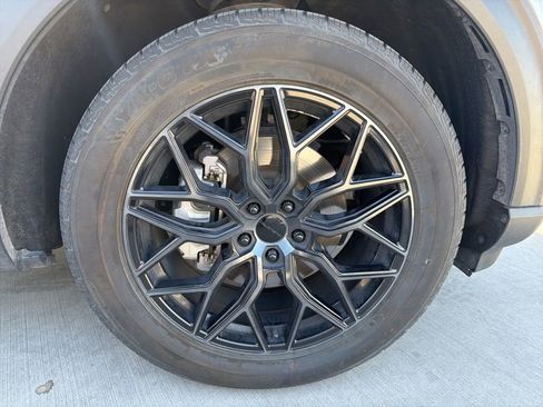 Used 2022 Ford Explorer XLT w/ Equipment Group 202A RWD image 5
