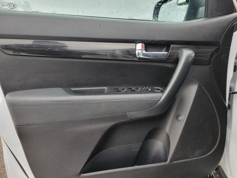 Used 2013 Kia Sorento LX w/ Value Pkg image 13