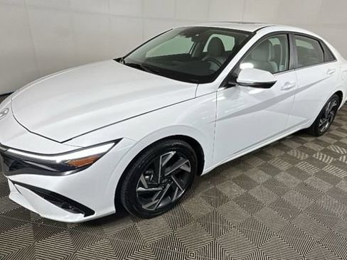 Used 2025 Hyundai Elantra Limited FWD image 7