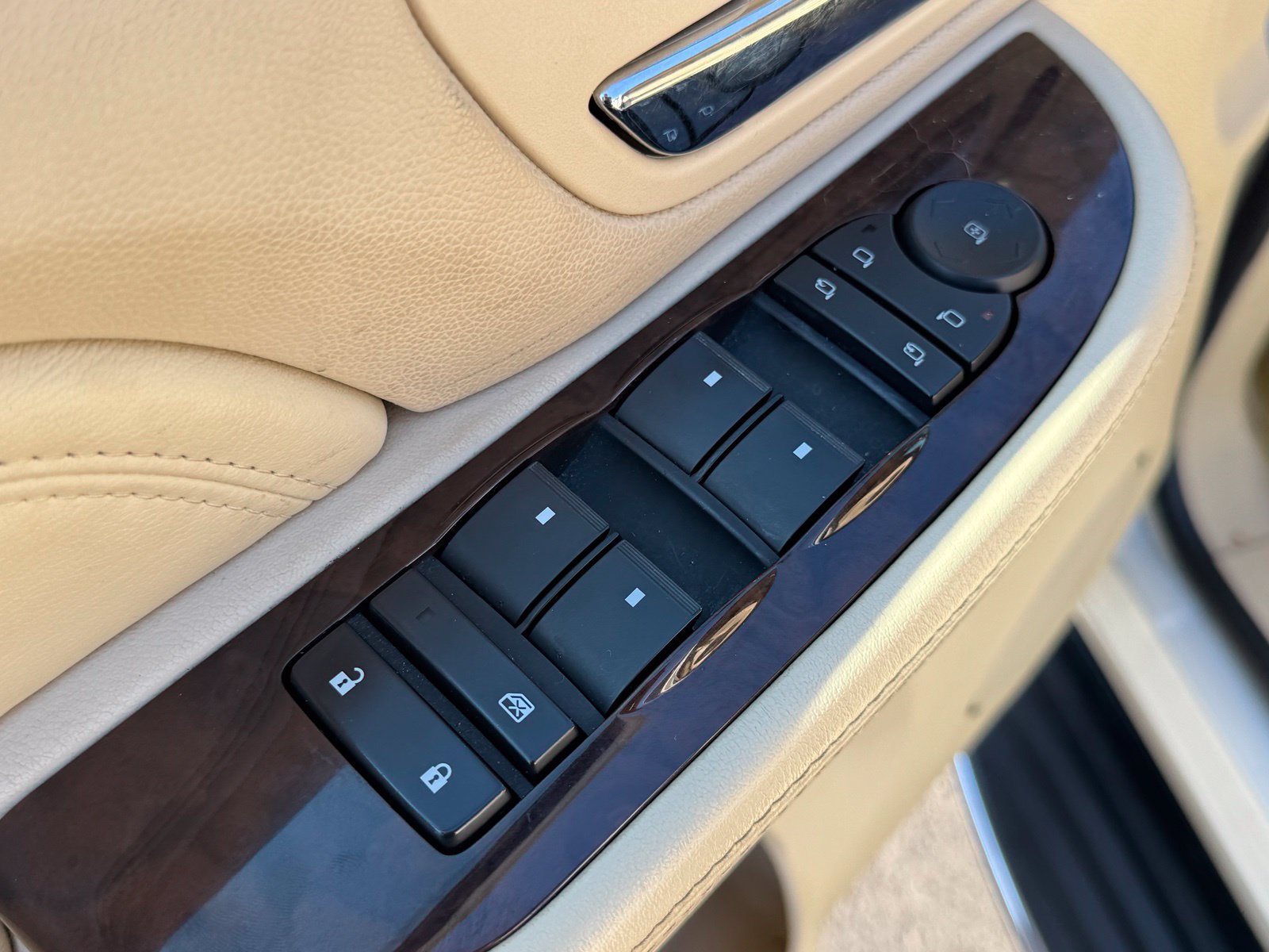 Used 2007 Cadillac Escalade AWD w/ Climate Package image 12