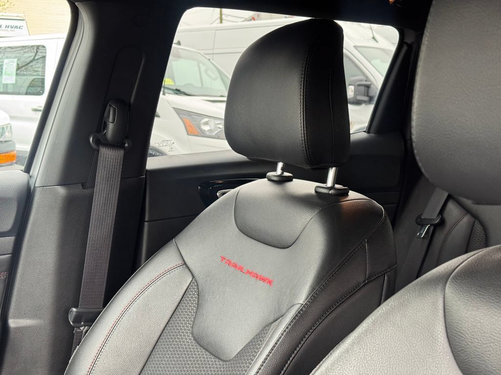 Used 2025 Jeep Compass Trailhawk AWD/4WD image 21
