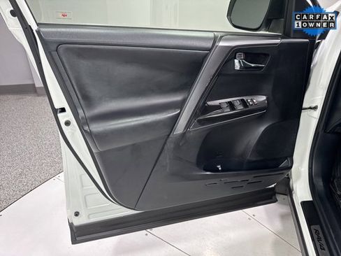 Used 2018 Toyota RAV4 SE image 9